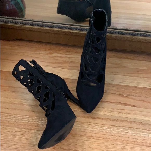 Cleopatra Black Suede Heel, size 6.5, side zipper - Picture 5 of 10